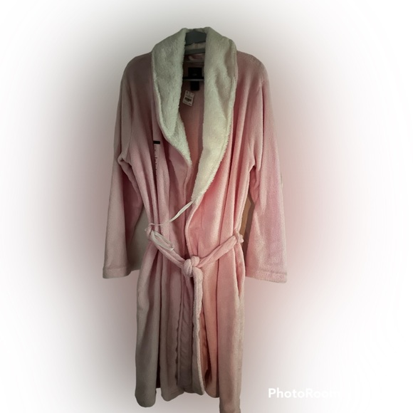 NWT Laura, Ashley, pink robe size medium very soft and fluffy - Picture 10 of 11